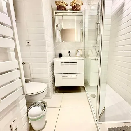 London Cannes, Vue *